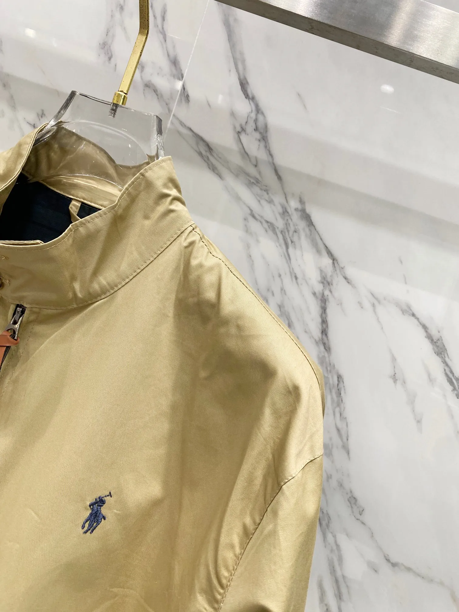 P290 -Ralph Lauren/Ralph Lauren classic men's and women's old cadre zipper stand collar jacket - the same style as Yi Mengling. Recommended by many fashion bloggers, the Harrington jacket's lapel zipper windproof design perfectly blends casual style and street trend elements, making it very suitable for neutral wear. The fabric texture of the jacket is excellent and comfortable to wear. It is a very versatile and trendy jacket. Original development, 100% pure cotton fabric, exquisite embroidery, evergreen style for all seasons, feel free to buy it, retro will never go out of style!  Color: Khaki Size: /M/L/XL M: Shoulder width 52, length 70, bust 122, sleeve length 66 L: Shoulder width 53, length 72, bust 126, sleeve length 67.5 XL: Shoulder width 54, length 74, chest 130, sleeve length 69